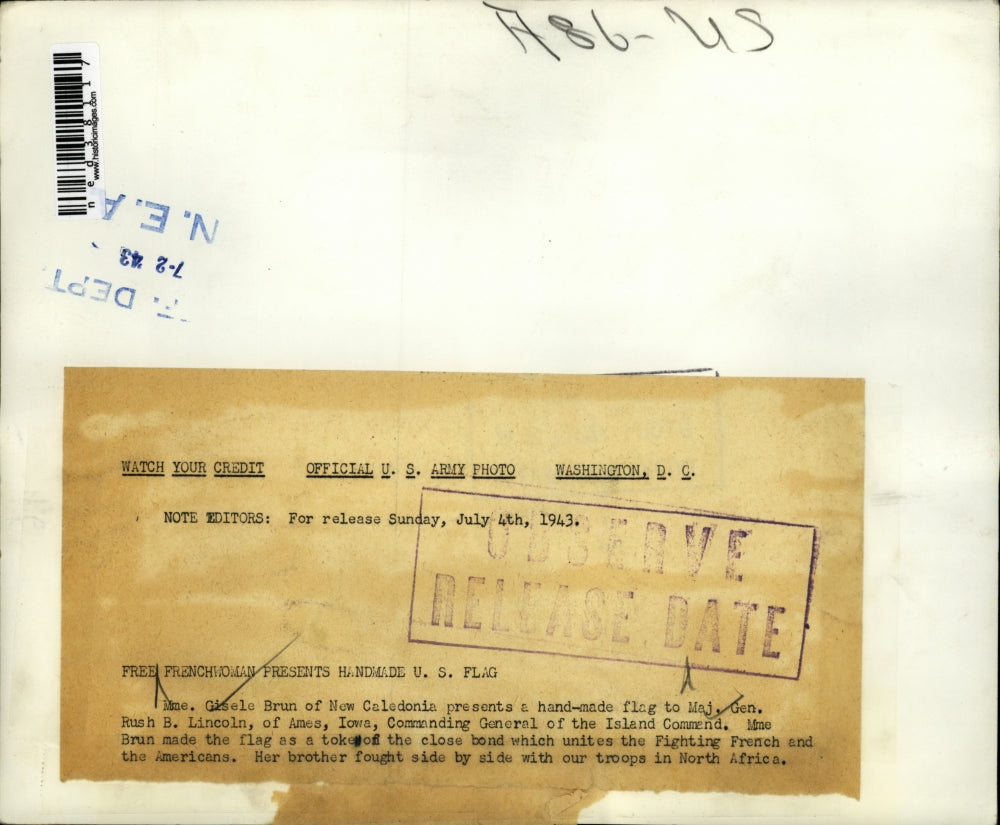 1943 Press Photo Mme. Gisele Brun Presents Hand-Made Flag To Maj. Gen Lincoln