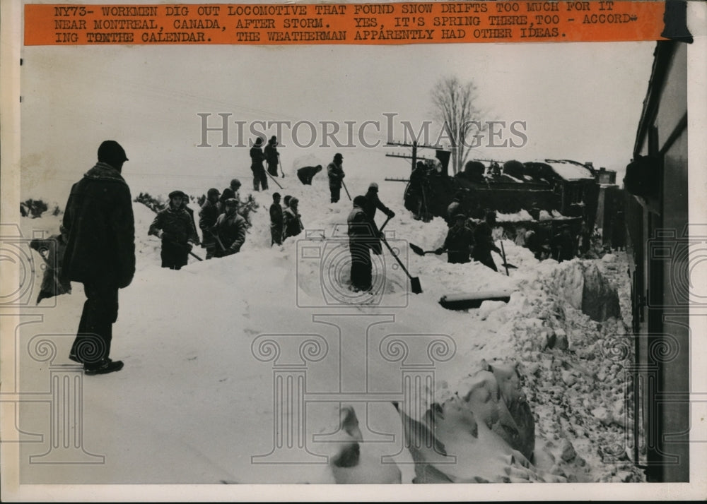 1940 Press Photo Workmen Dig Out Locomotive Stuck In Snow Drifts