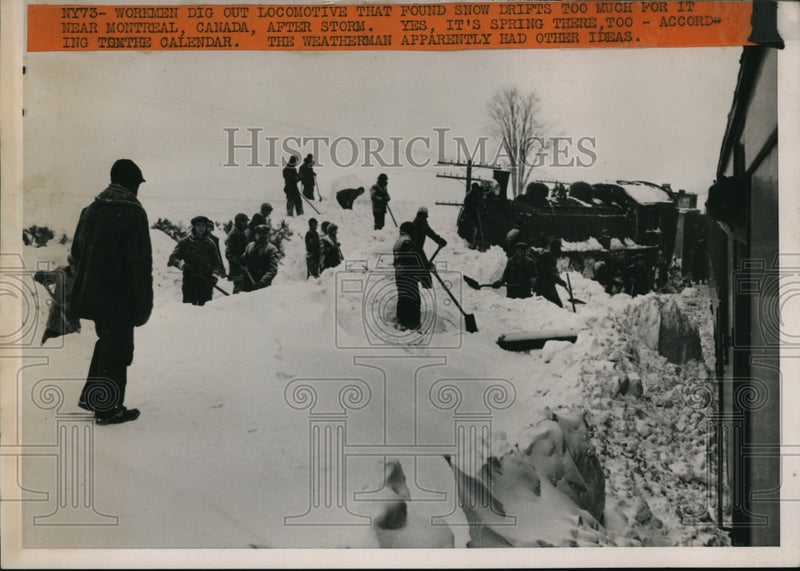 Load image into Gallery viewer, 1940 Press Photo Workmen Dig Out Locomotive Stuck In Snow Drifts
