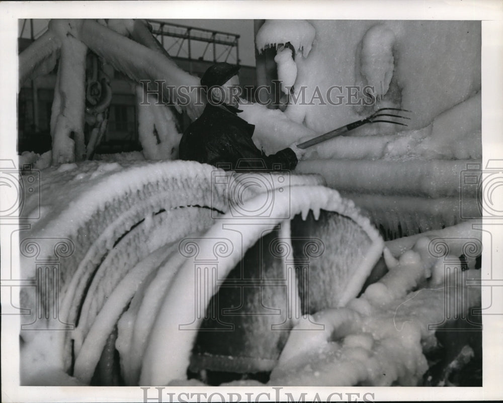 1945 Press Photo Fishing Trawler uses a Pitchfork
