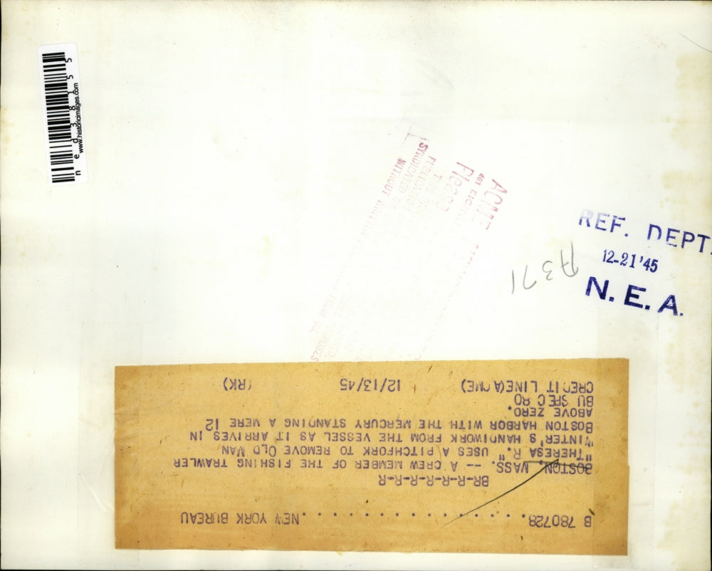 1945 Press Photo Fishing Trawler uses a Pitchfork