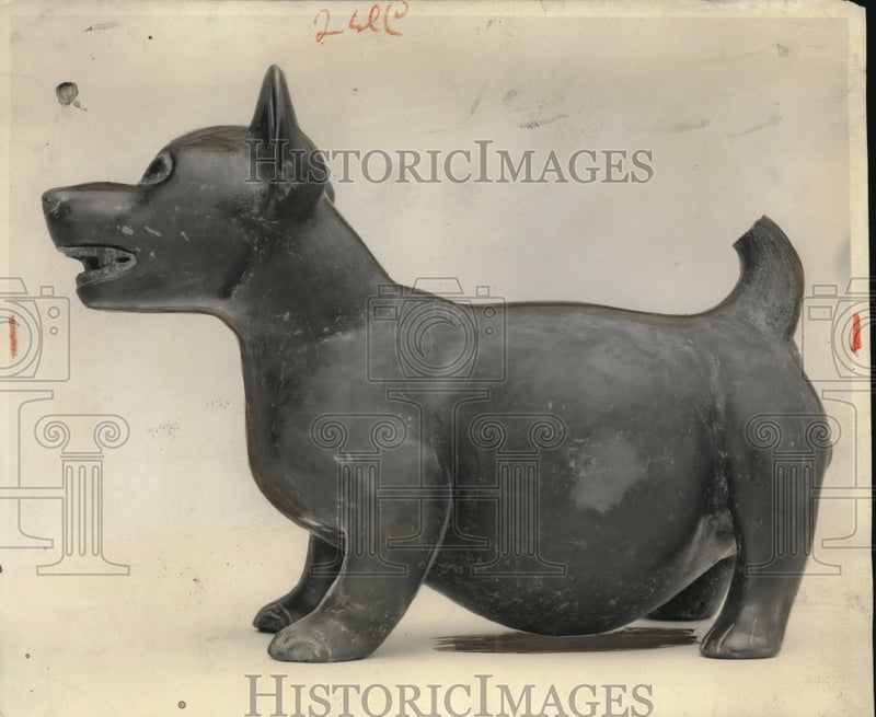 Load image into Gallery viewer, 1930 Press Photo Pottery representation of dog used for eating by ancient Mayas
