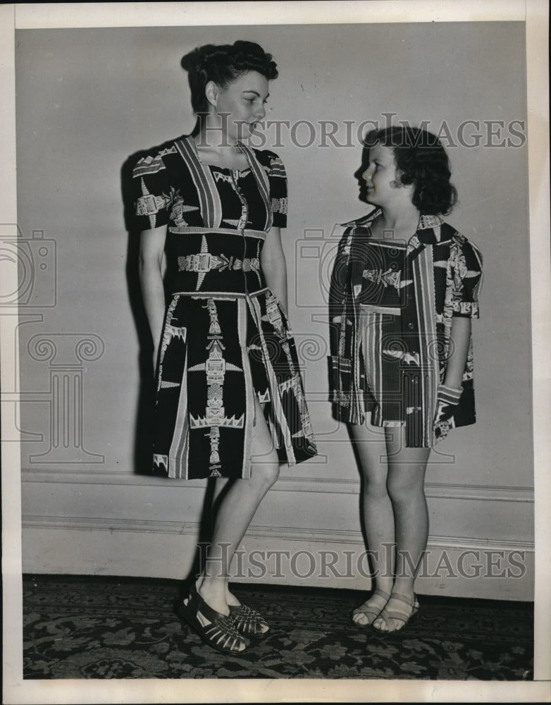 1939 Press Photo Charlotte Seidel And Jane Isbell Wearing Matched Bathing Suits