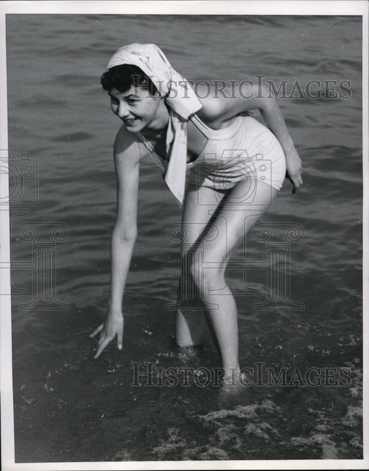 1953 Press Photo Garola Zarmin enjoying the warm temperature at Chicago