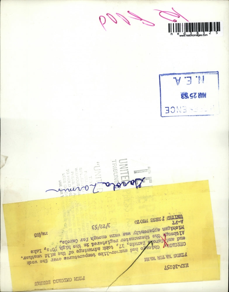 1953 Press Photo Garola Zarmin enjoying the warm temperature at Chicago