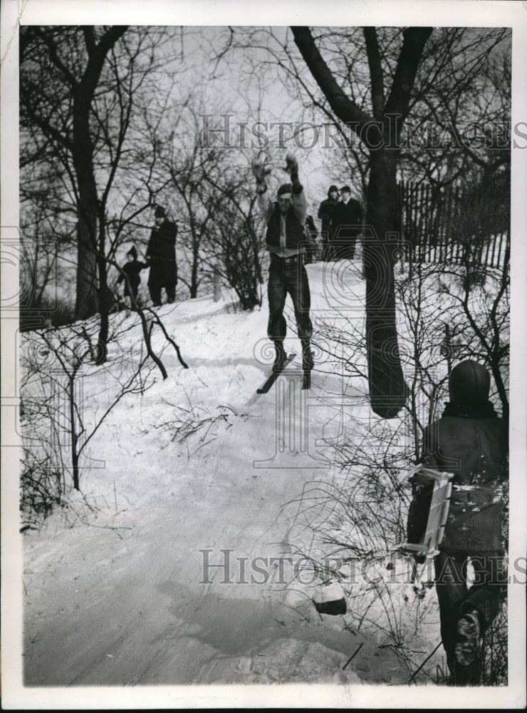 1947 Press Photo Chicago youngsters enjoy snow sports at Lincoln Park