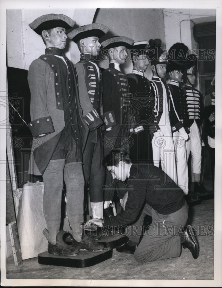 1950 Press Photo 18th century grenadier gets shoeshine