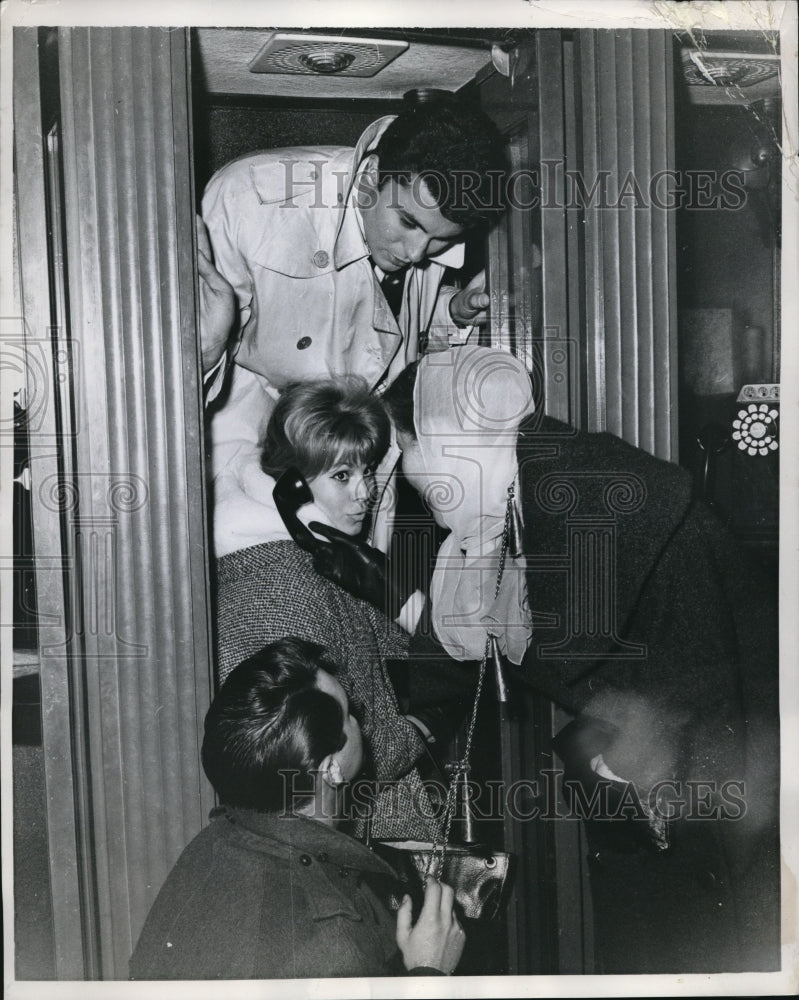 Load image into Gallery viewer, 1959 Press Photo The youngsters crown around in a phone booth
