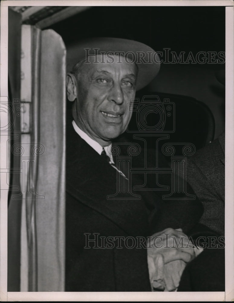 1937 Press Photo A.P. Sloan in taxi