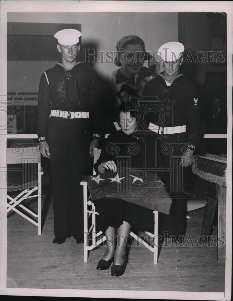 Load image into Gallery viewer, 1938 Press Photo Mrs. Catherine Fowler Richey sewing General Perishing flag
