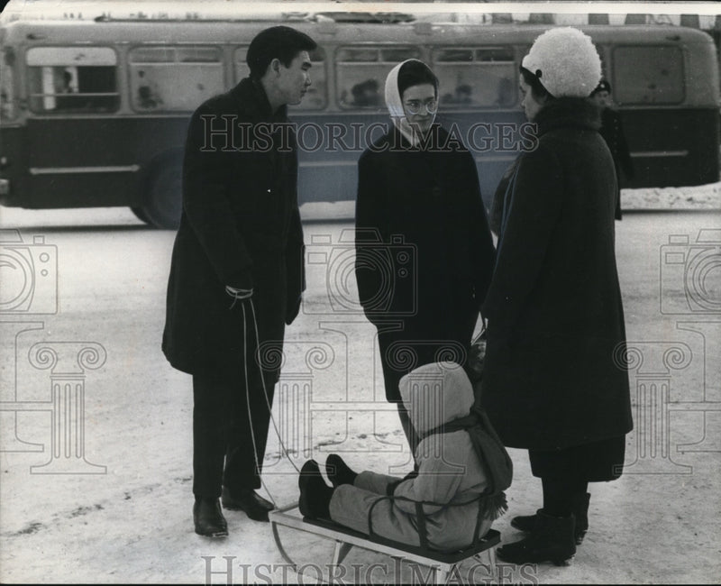 Load image into Gallery viewer, 1966 Press Photo Group of Murmanskers chat on main street
