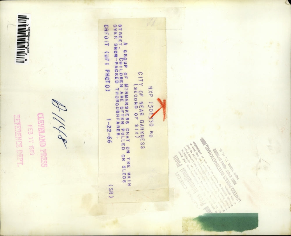 1966 Press Photo Group of Murmanskers chat on main street