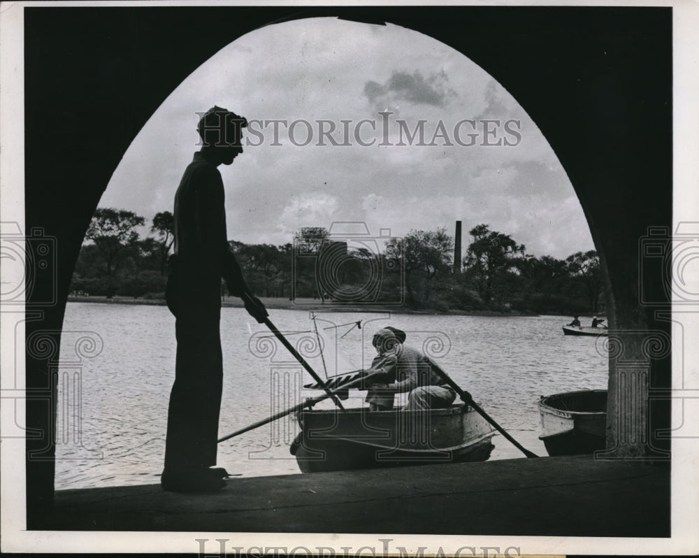1947 Press Photo Chicago in a picturesque setting in Garfield Park Tommy