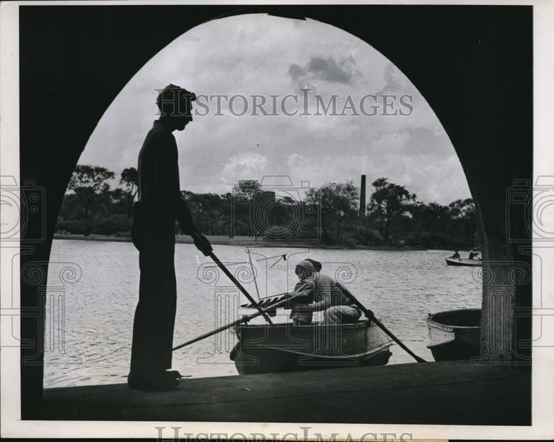 Load image into Gallery viewer, 1947 Press Photo Chicago in a picturesque setting in Garfield Park Tommy
