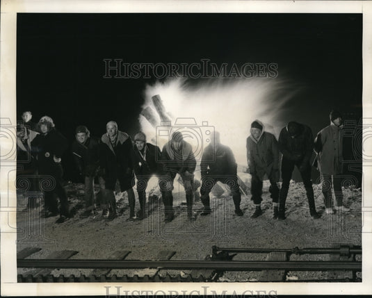 1939 Press Photo Arriving at the summit the boys build a huge fire and thaw ot.