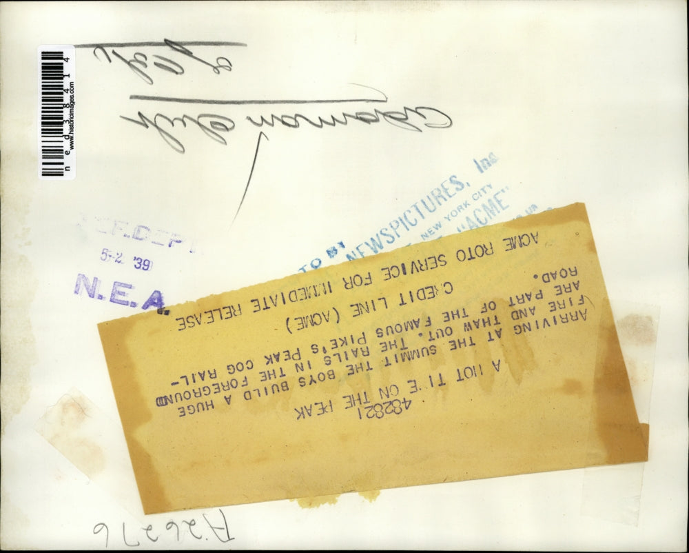 1939 Press Photo Arriving at the summit the boys build a huge fire and thaw ot.