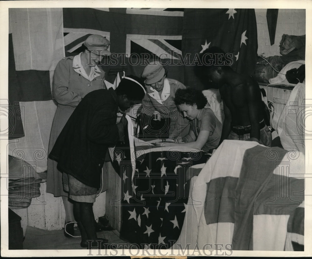 1943 Press Photo 2 delighted New Guinea aborigines are taken on tour of shop