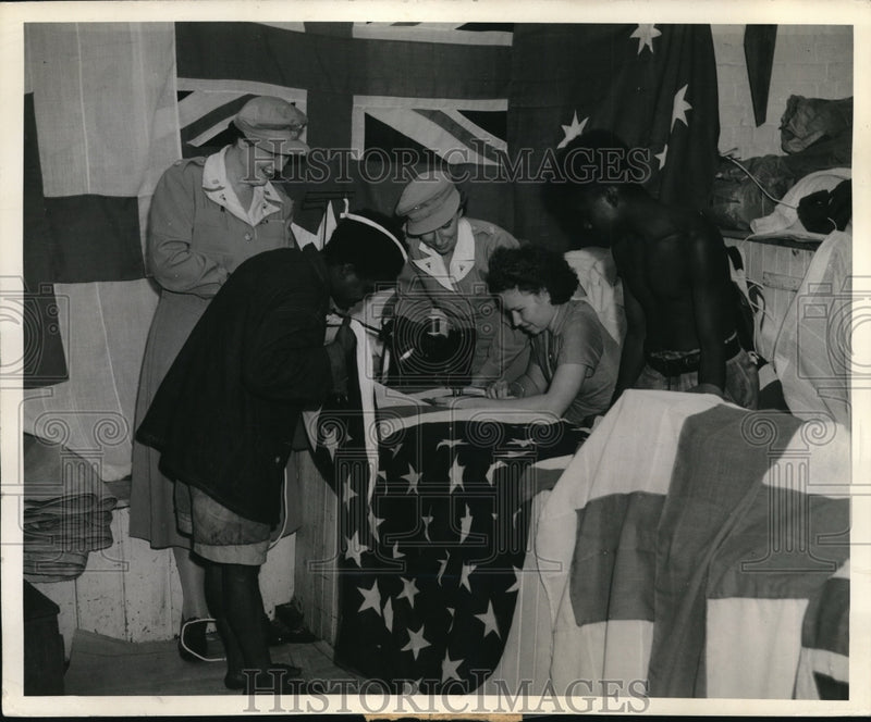 Load image into Gallery viewer, 1943 Press Photo 2 delighted New Guinea aborigines are taken on tour of shop

