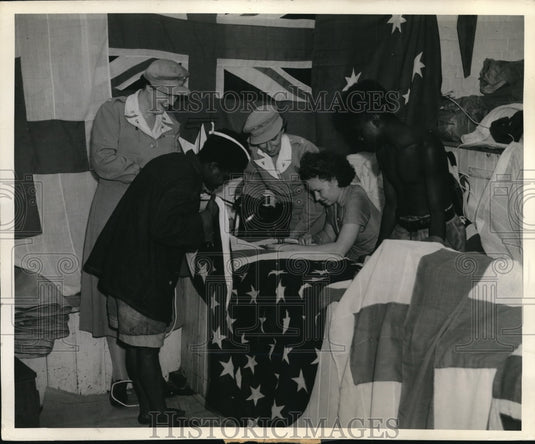 1943 Press Photo 2 delighted New Guinea aborigines are taken on tour of shop