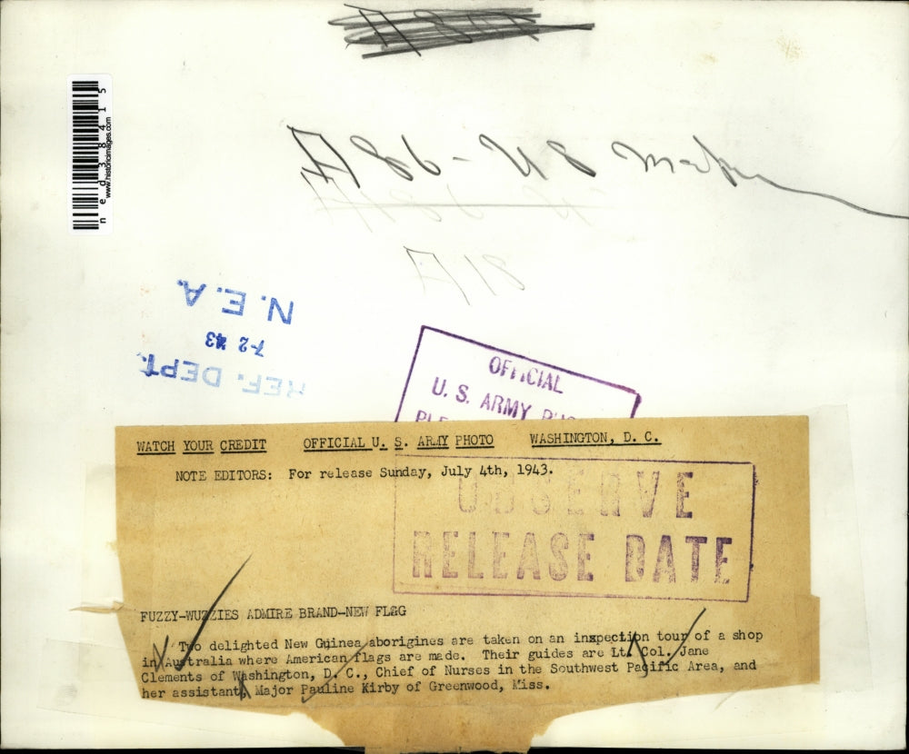 1943 Press Photo 2 delighted New Guinea aborigines are taken on tour of shop