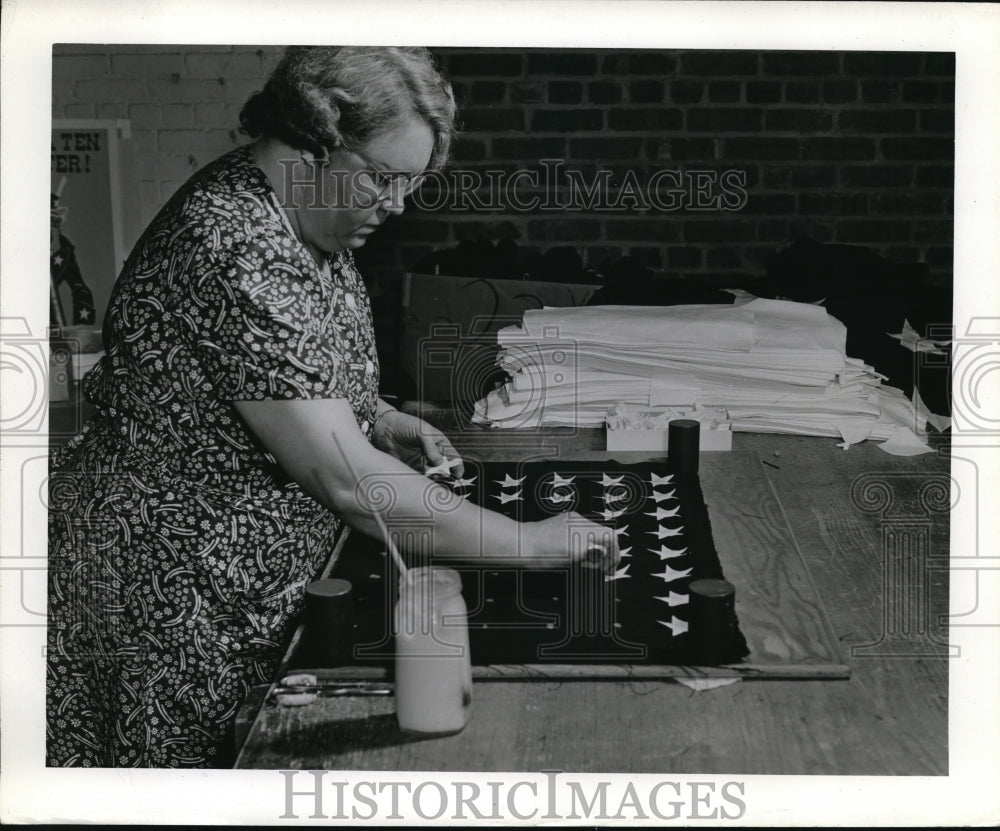 1943 Press Photo At an East Coast Port Naval flags are manufactured for the Navy- Historic Images