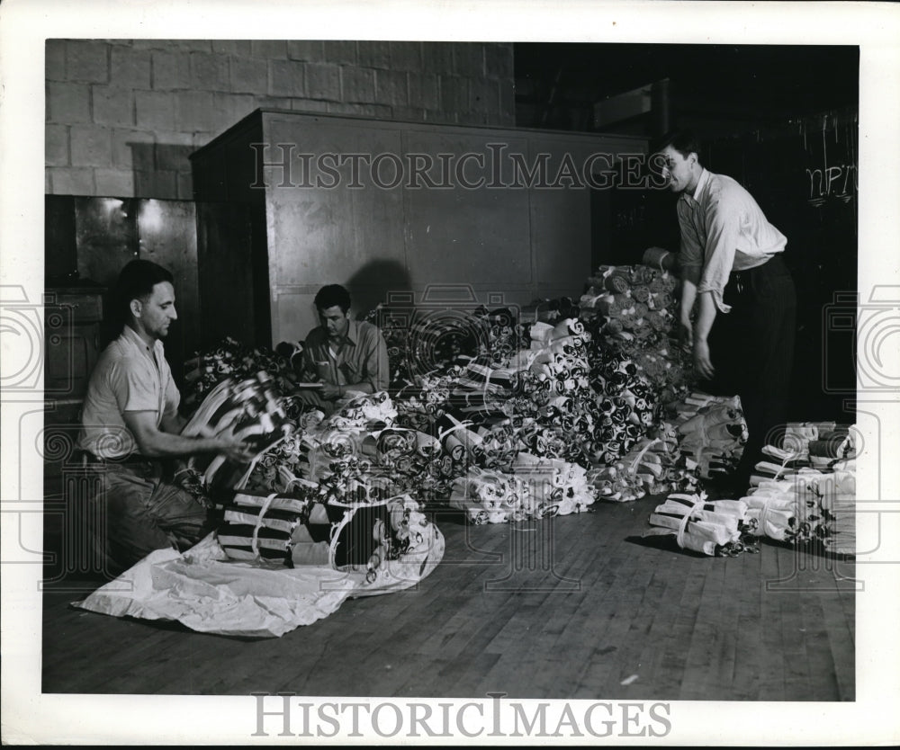 1943 Press Photo At an East Coast port Naval flags are manufactured for the Navy