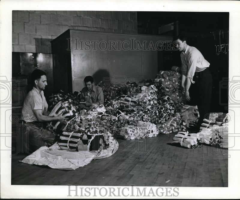 Load image into Gallery viewer, 1943 Press Photo At an East Coast port Naval flags are manufactured for the Navy
