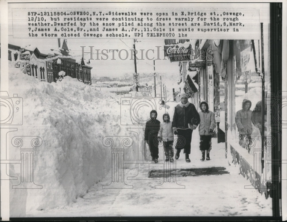 1958 Press Photo Residents are dressed warmly for the rough weather at Oswego