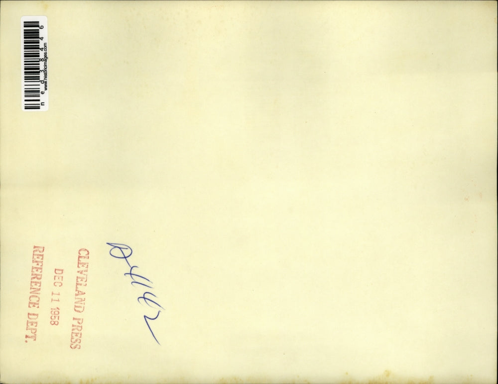 1958 Press Photo Residents are dressed warmly for the rough weather at Oswego