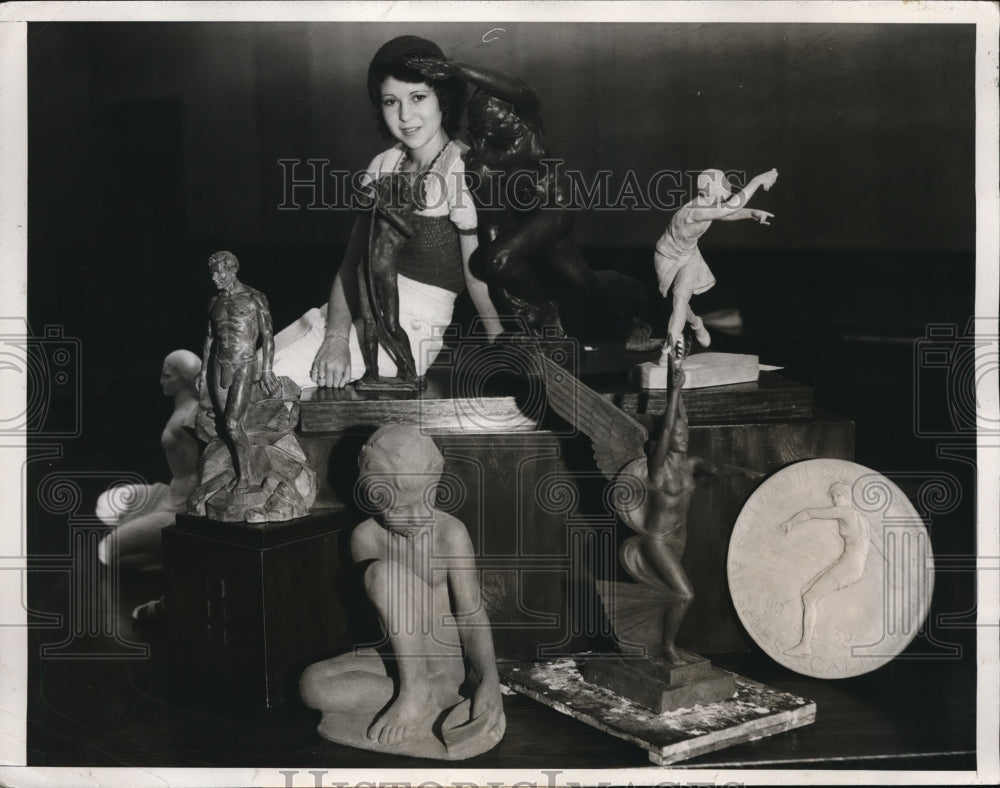 1932 Press Photo Carmela Crollett with the selected statues to compete