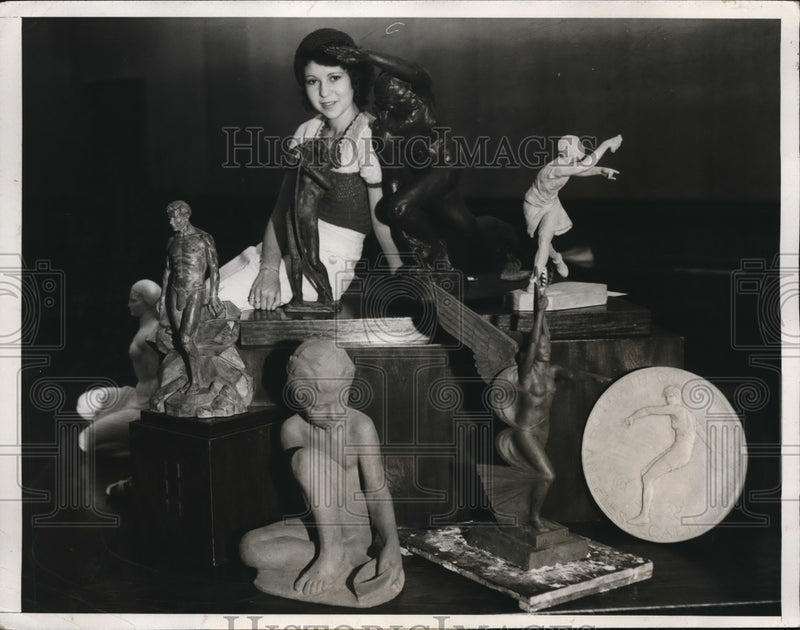 Load image into Gallery viewer, 1932 Press Photo Carmela Crollett with the selected statues to compete
