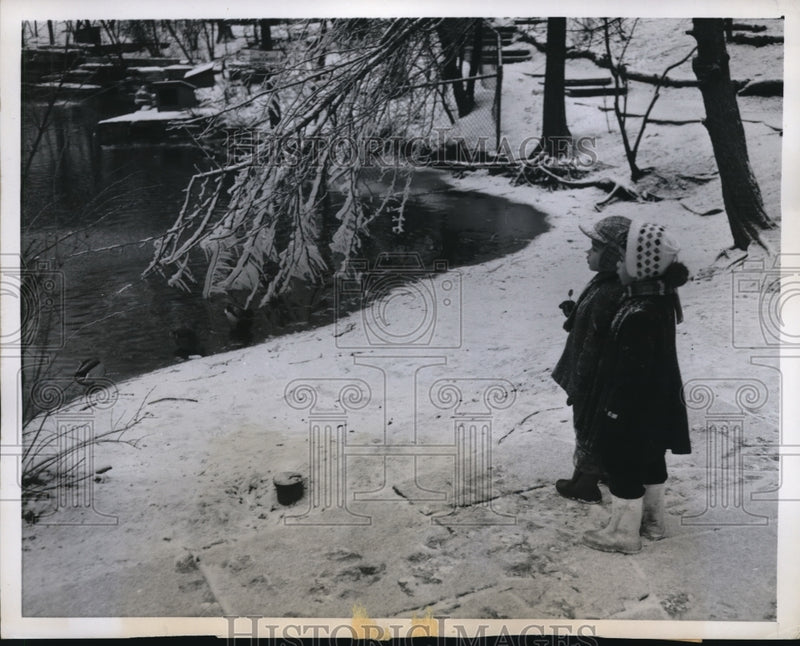 Load image into Gallery viewer, 1960 Press Photo "Amazed" Susan Ramos, 5 and his brother Philip, 4
