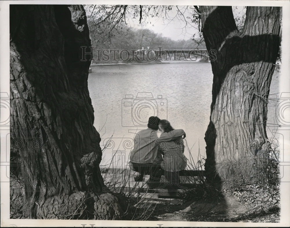 1949 Press Photo Couple loafing beside the Lincoln Park Lagoon in spring weather