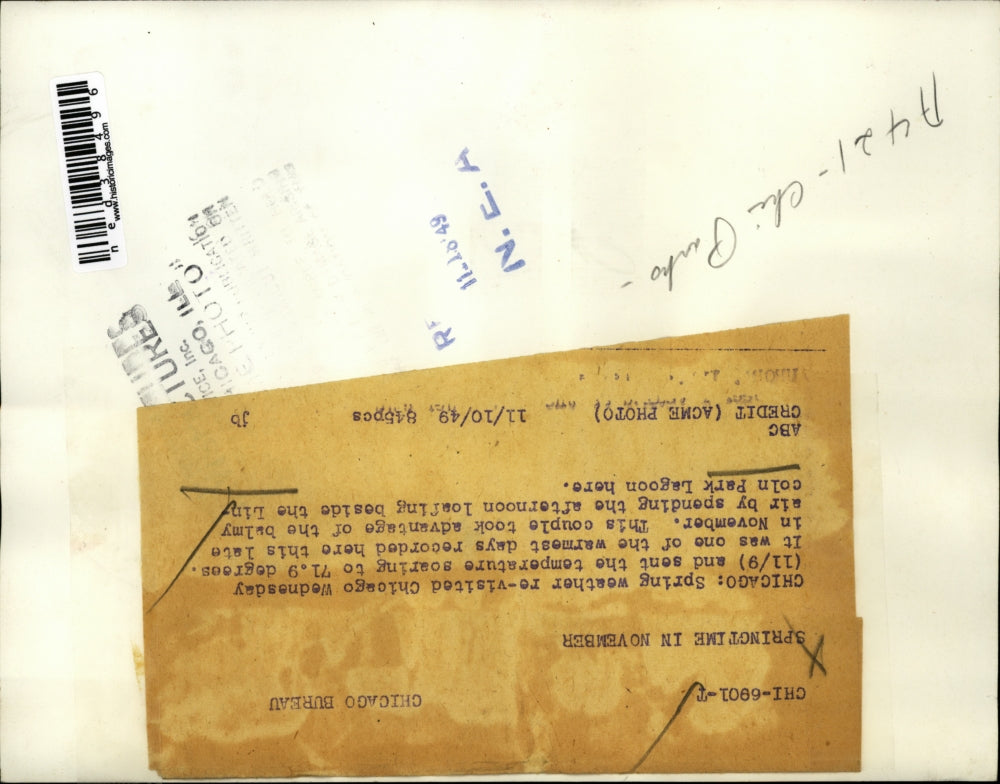 1949 Press Photo Couple loafing beside the Lincoln Park Lagoon in spring weather