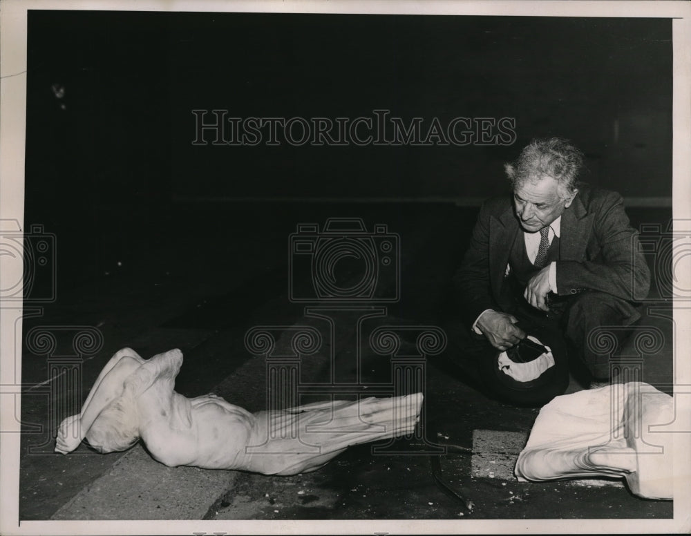 1936 Press Photo Mr. Bernardo Moulder looking at the broken sculpture- Historic Images