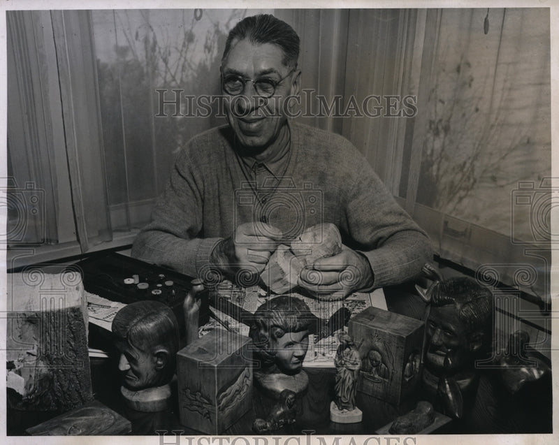 Load image into Gallery viewer, 1946 Press Photo Paul Beauchene, veteran of World War I,
