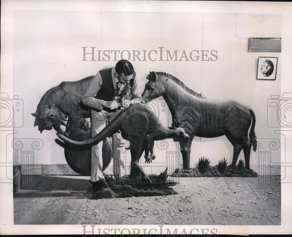 1949 Press Photo Wood carver, Carl Boettcherof Chapel Hill