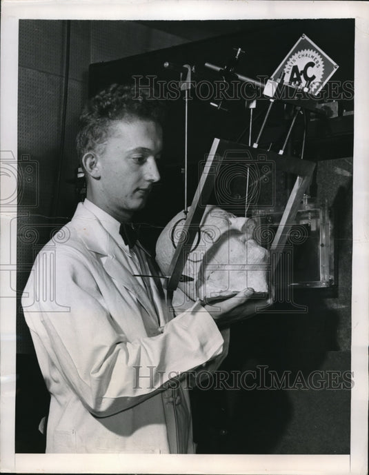 1949 Press Photo W.D Davis lab assistant at the University of Illinois