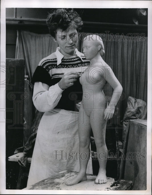 1951 Press Photo Lorna Goatcher making final touches on her stone carving.