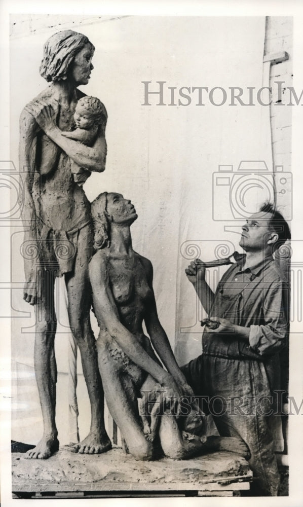 Load image into Gallery viewer, 1958 Press Photo Russian Scluiptor Gergel Shaposhnikov working on his statue
