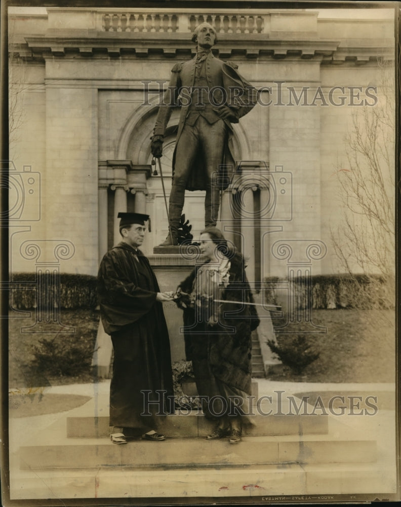 1932 Press Photo Baroness Von Milititz with President William Mather Lewis of