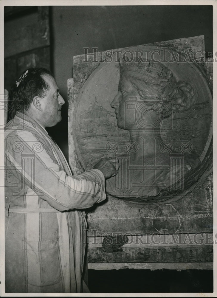 1939 Press Photo Maxime Real Del Sarte well known French Sculptor is now working