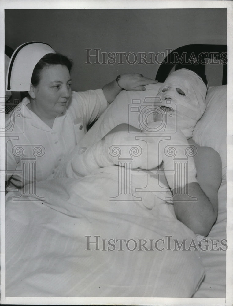 1934 Press Photo A nurse tending to Howard Holloway who lit a cigarette in his