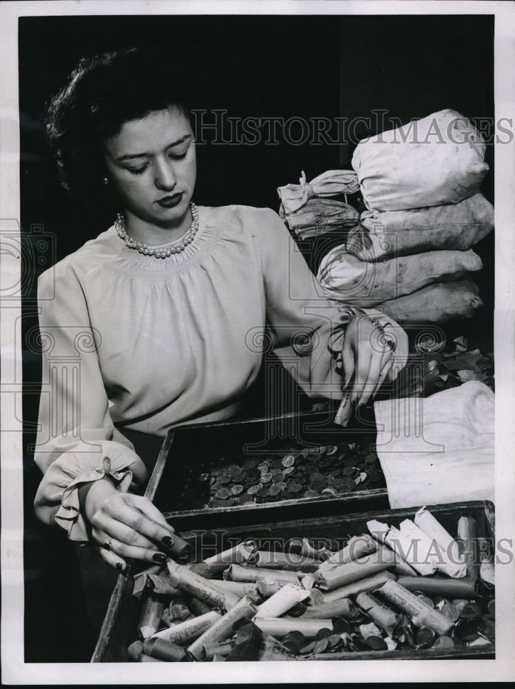 1947 Press Photo Miss Edna Strum a bank employee demonstrating how to remove