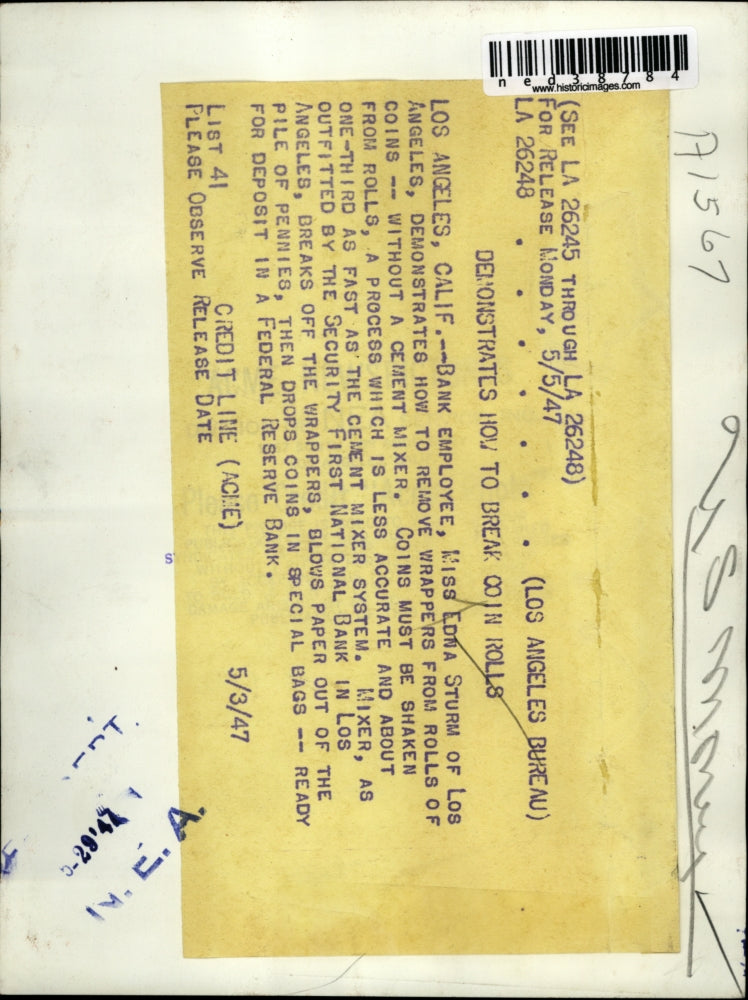 1947 Press Photo Miss Edna Strum a bank employee demonstrating how to remove