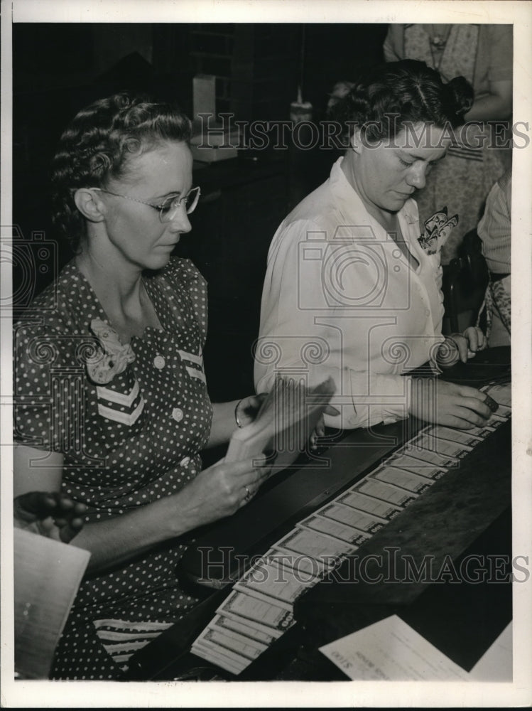 Load image into Gallery viewer, 1943 Press Photo Carrie Hampton and Catherine Johnson examining the new $100 war
