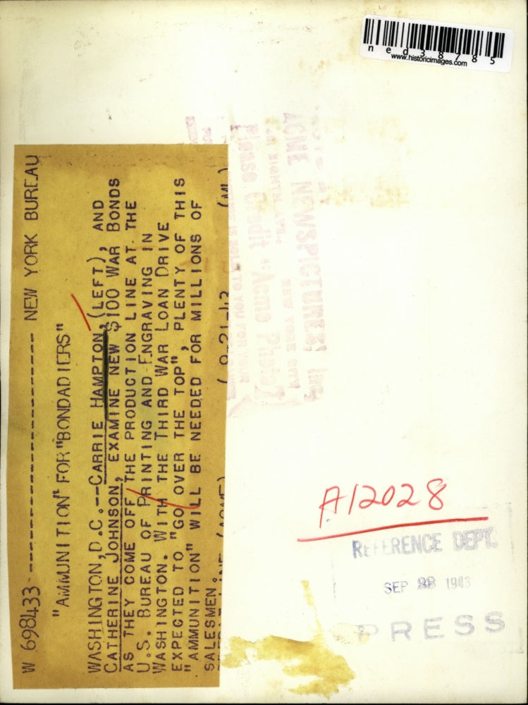 1943 Press Photo Carrie Hampton and Catherine Johnson examining the new $100 war