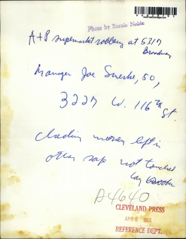 1955 Press Photo Supermarket Manager checking the money left after the robbery.