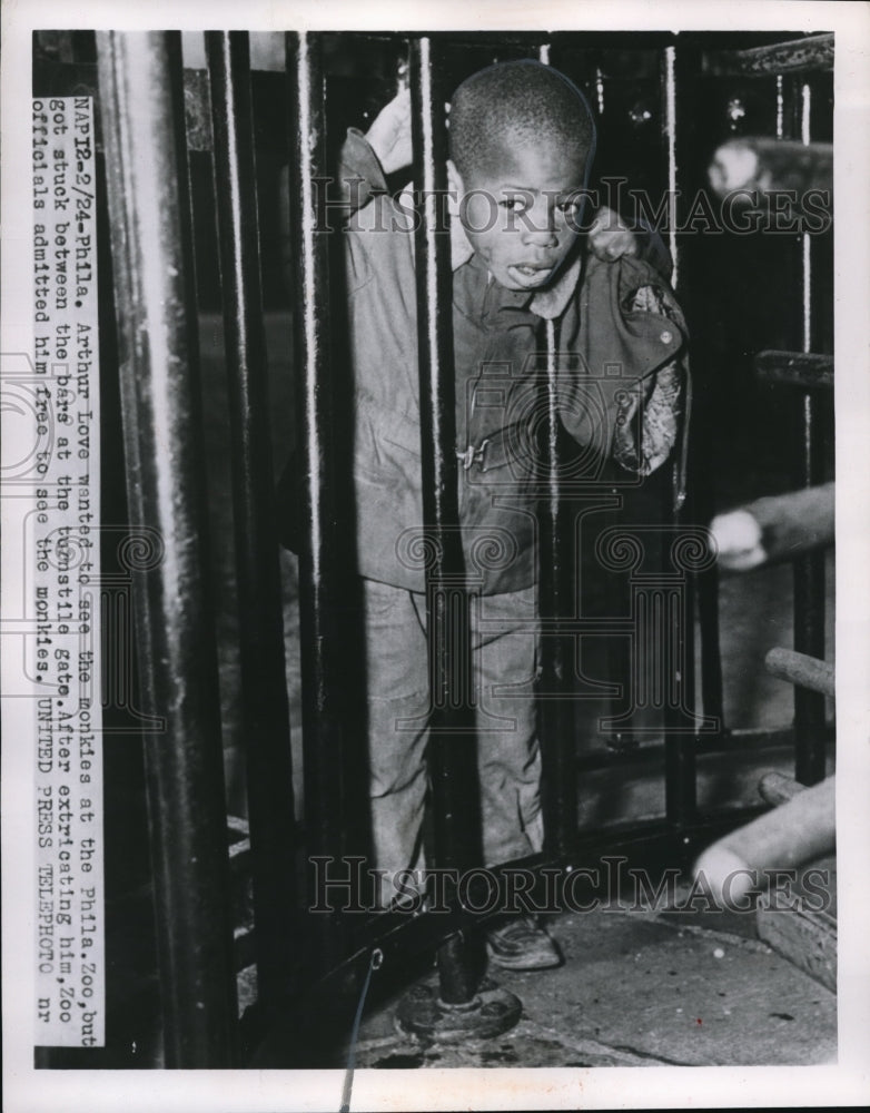 Load image into Gallery viewer, 1954 Press Photo Arthur Love stuck between the bars at the Turnstile Gate.
