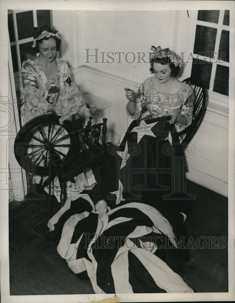 1937 Press Photo Mrs Albert Burfiend And Frank Patterson Reproducing Old Flag.- Historic Images